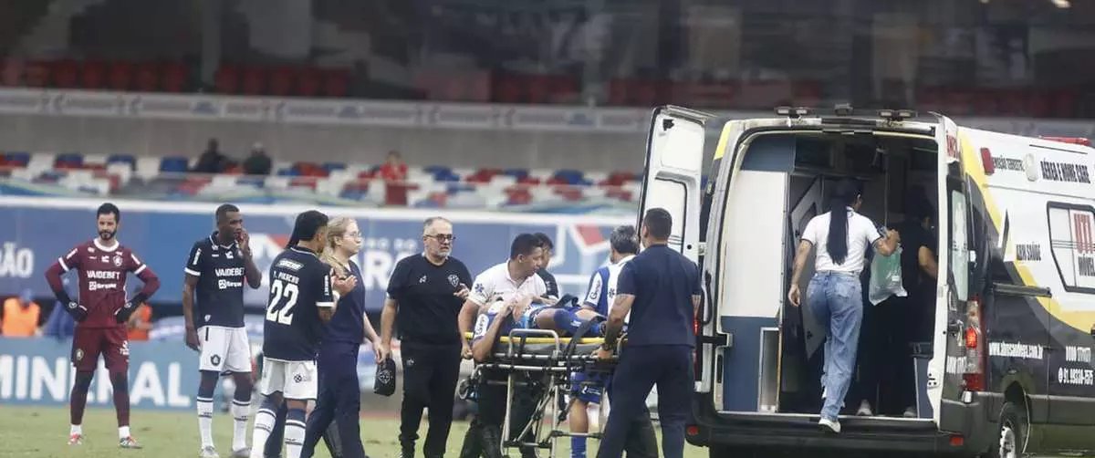 Atacante do Paysandu sofre concussão e é levado ao hospital durante Re-Pa